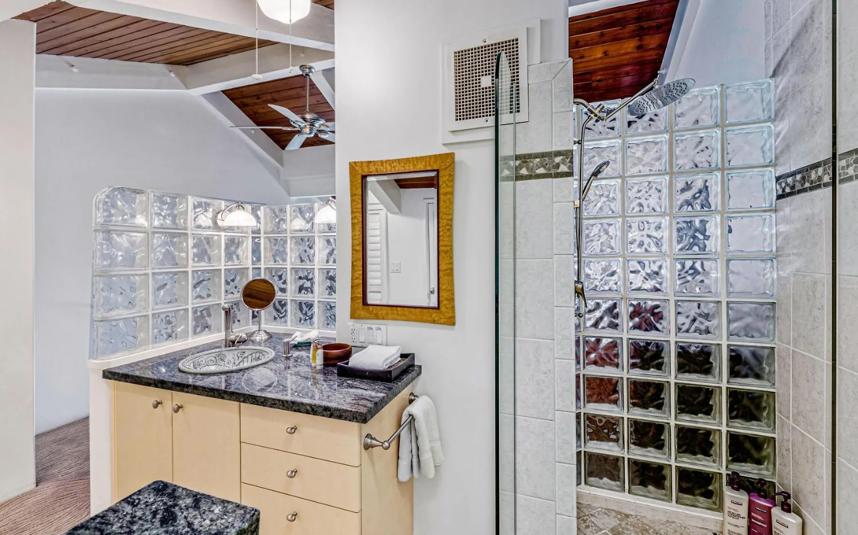 The Noniluna Two - Sleeps 9 Plus Pack N Play Lahaina Apartment